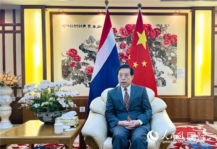 2024年12月10日，中國駐泰國大使韓志強(qiáng)在泰國曼谷接受中國—東盟中心（ACC）組織的“多彩東盟：2024年中國媒體東盟行”媒體團(tuán)采訪。人民網(wǎng)記者 羨江楠攝