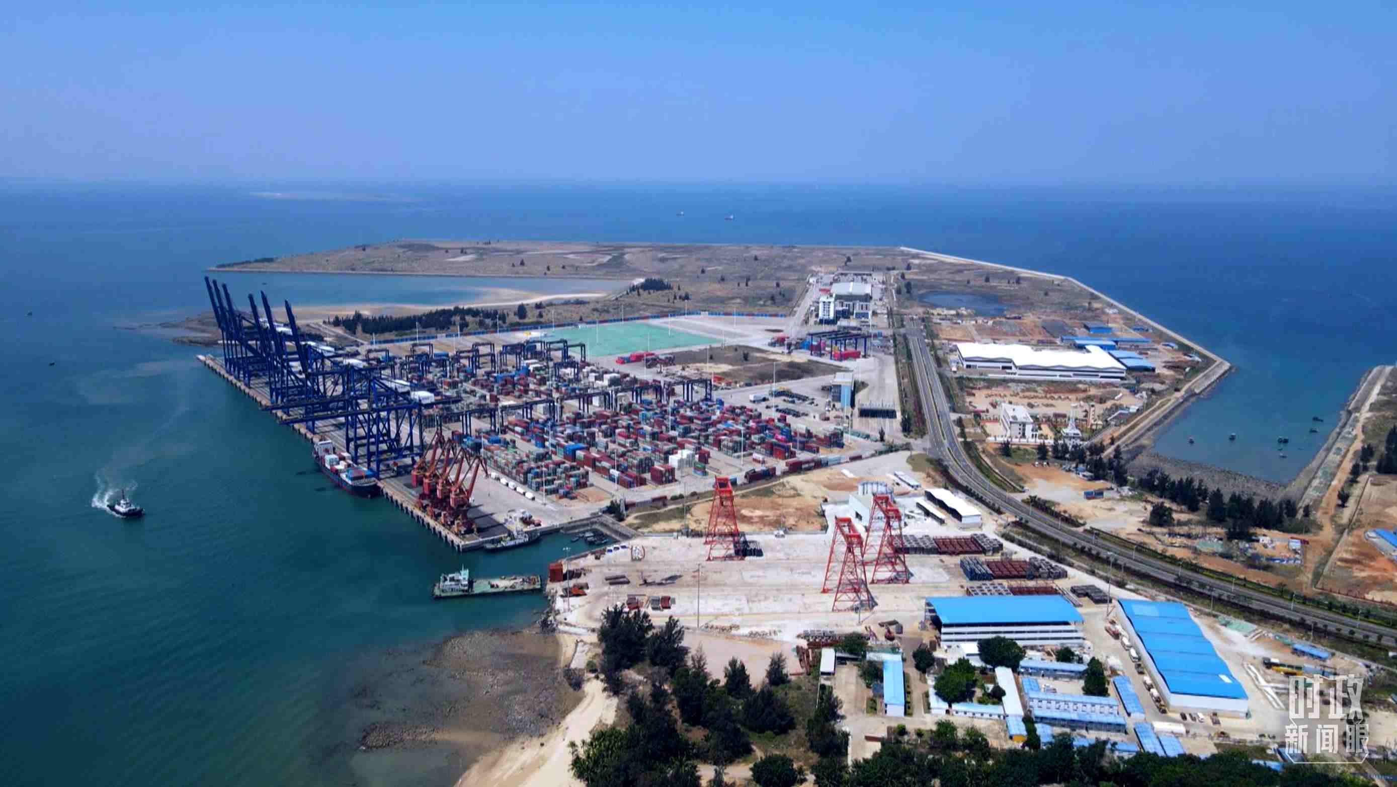 俯瞰海南洋浦港口。（總臺(tái)記者葉飛拍攝）