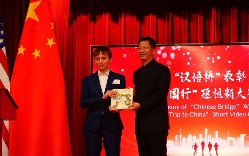 方平山向駐舊金山總領(lǐng)事張建敏贈書。李鑫江攝