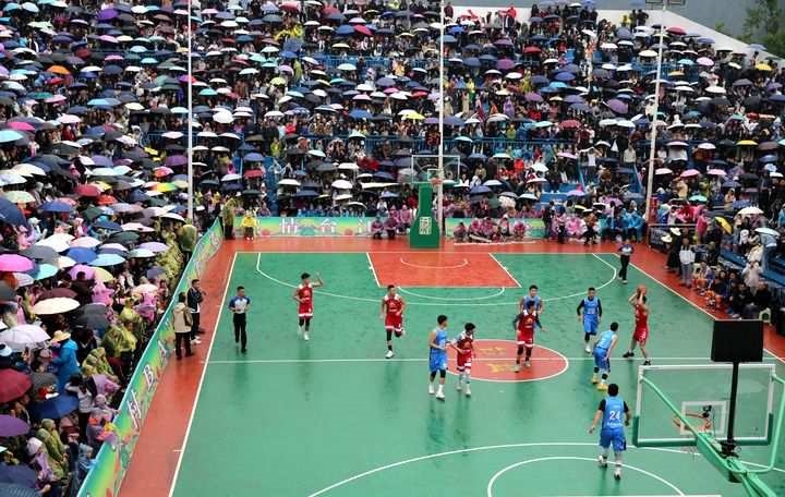 2024年5月1日，人們?cè)谫F州省黔東南苗族侗族自治州臺(tái)江縣臺(tái)盤(pán)鄉(xiāng)臺(tái)盤(pán)村觀看“村BA”球王爭(zhēng)霸賽。 新華社發(fā)（余天英 攝）