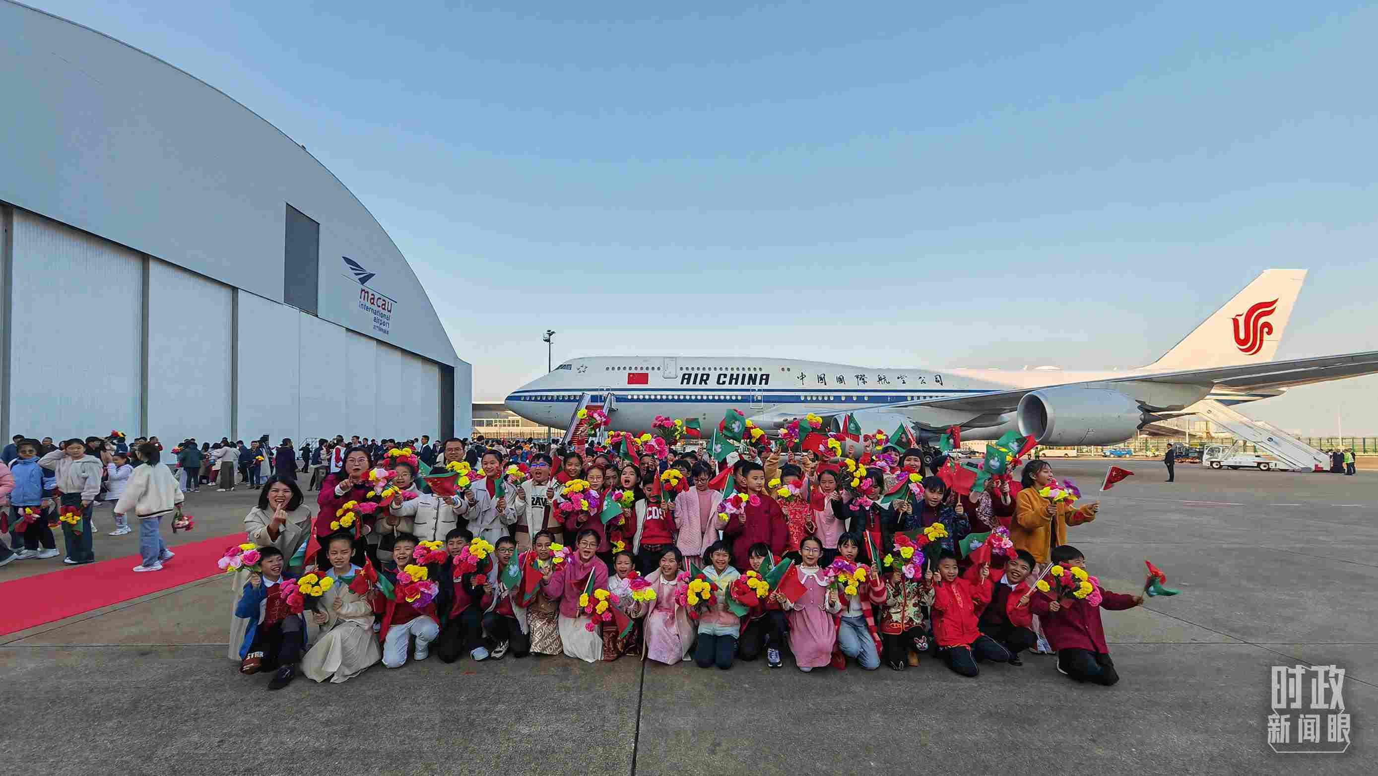 △歡迎儀式后，歡迎人群合影留念。（總臺央視記者劉琦拍攝）