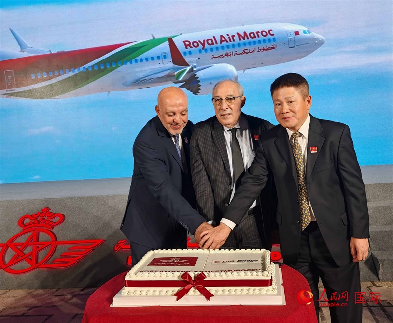 中摩雙方嘉賓共同切蛋糕，慶祝兩國直飛復(fù)航。人民網(wǎng)記者 李琰攝