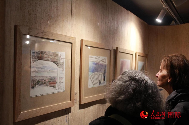 法國觀眾在欣賞展品。人民網(wǎng)記者 尚凱元攝