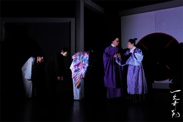 《一文奇冤》劇照。中國(guó)國(guó)家話劇院供圖