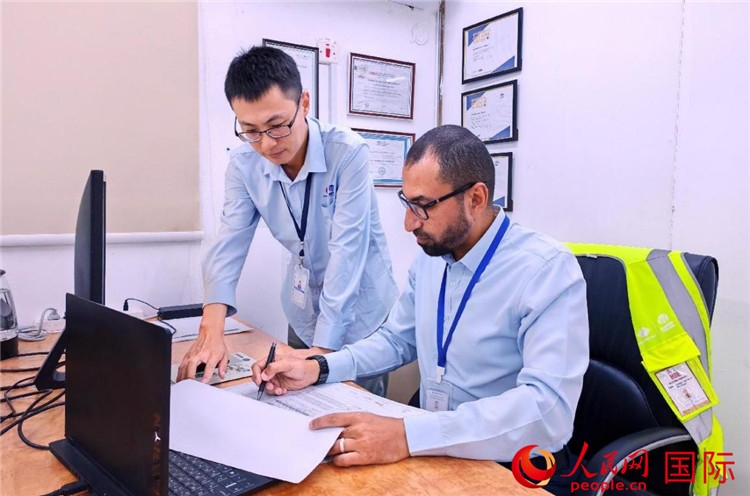中外員工共同跟進項目進展。人民網(wǎng)記者 管克江攝