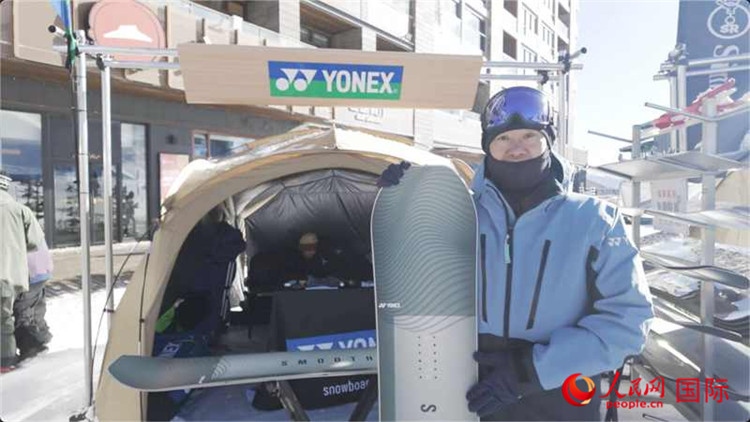 大塚幸博向記者展示滑雪板。人民網(wǎng)記者 袁蒙攝