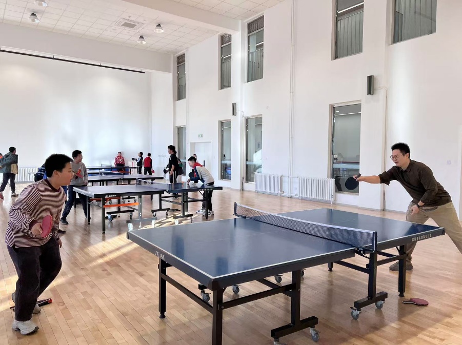 老師和學(xué)生在課間打乒乓球。人民網(wǎng) 白炅攝