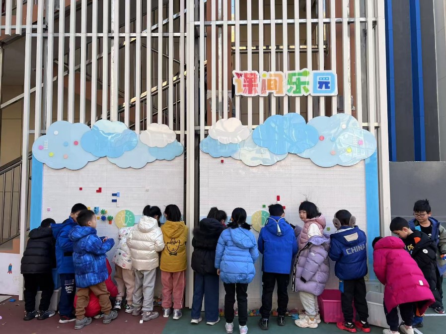 學(xué)生們?cè)谡n間樂(lè)園玩拼圖。人民網(wǎng) 白炅攝