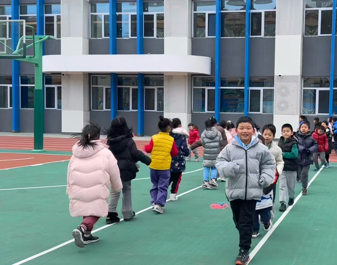 一年級(jí)的同學(xué)課間跑步 。學(xué)校供圖