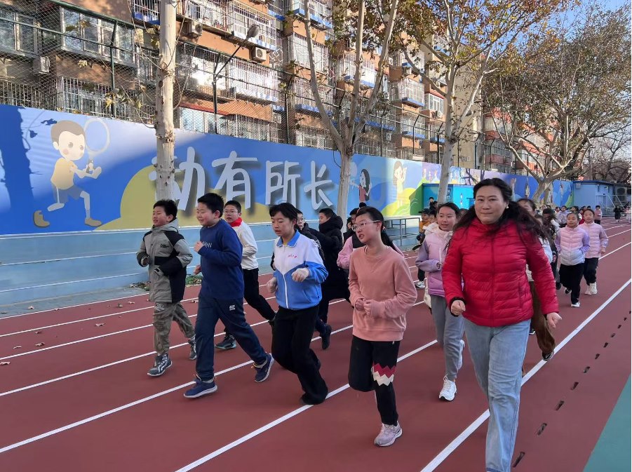 學(xué)生們?cè)诎嘀魅闻阃屡懿?。人民網(wǎng) 白炅攝