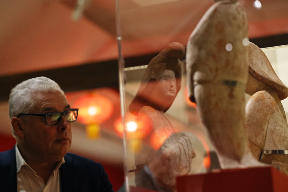 2024年11月18日，在位于法國巴黎的吉美國立亞洲藝術(shù)博物館，一名觀眾參觀“中國·唐——一個多元開放的朝代（7至10世紀）”展覽。新華社記者 高靜 攝