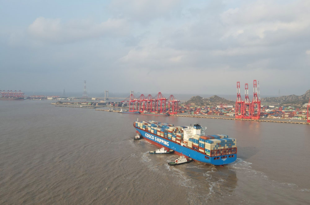 “新上?！陛喌诌_洋山港，這是自秘魯錢凱港開港后首個“錢凱—上海”正式航次（2024年12月18日攝，無人機照片）。新華社記者 方喆 攝