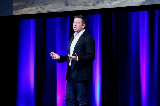  2017年9月29日，在澳大利亞阿德萊德，美國(guó)企業(yè)家埃隆·馬斯克在第68屆國(guó)際宇航大會(huì)閉幕式前做主旨演講。新華社發(fā)（閆寒?dāng)z）