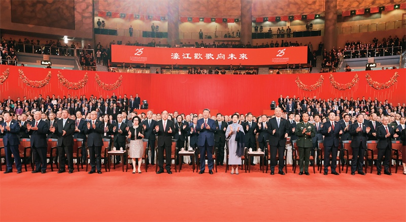 2024年12月19日晚，慶祝澳門回歸祖國25周年文藝晚會在澳門東亞運動會體育館舉行。中共中央總書記、國家主席、中央軍委主席習近平觀看演出。晚會最后，習近平同全場觀眾一起高唱《歌唱祖國》。 新華社記者 丁林/攝