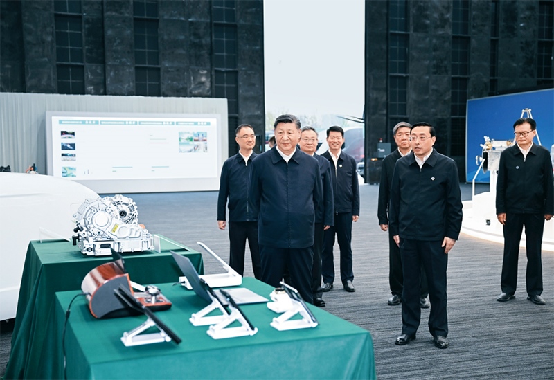 2024年10月17日至18日，中共中央總書記、國家主席、中央軍委主席習近平在安徽考察。這是17日下午，習近平在合肥濱湖科學城察看安徽省重大科技創(chuàng)新成果集中展示。 新華社記者 謝環(huán)馳/攝