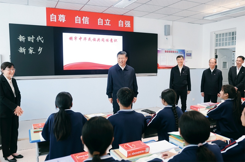 2024年6月18日至19日，中共中央總書記、國家主席、中央軍委主席習近平在青?？疾?。這是18日下午，習近平在果洛西寧民族中學高一（1）班觀摩“新時代、新家鄉(xiāng)”主題思政課。 新華社記者 鞠鵬/攝