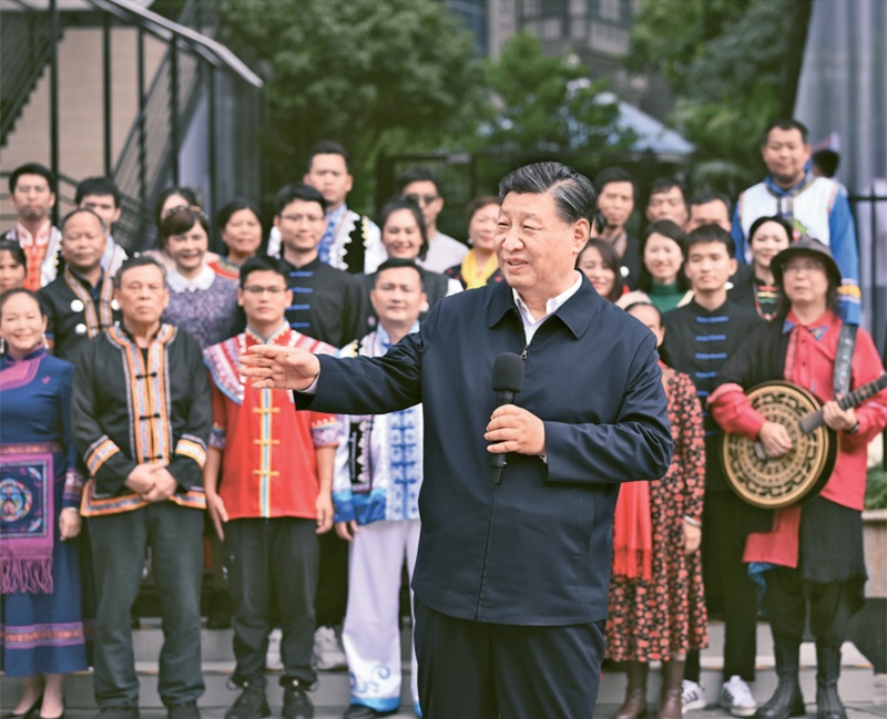 2023年12月14日至15日，中共中央總書記、國家主席、中央軍委主席習近平在廣西考察。這是14日上午，習近平在南寧市良慶區(qū)蟠龍社區(qū)考察時，同社區(qū)各族群眾親切交流。 新華社記者 燕雁/攝