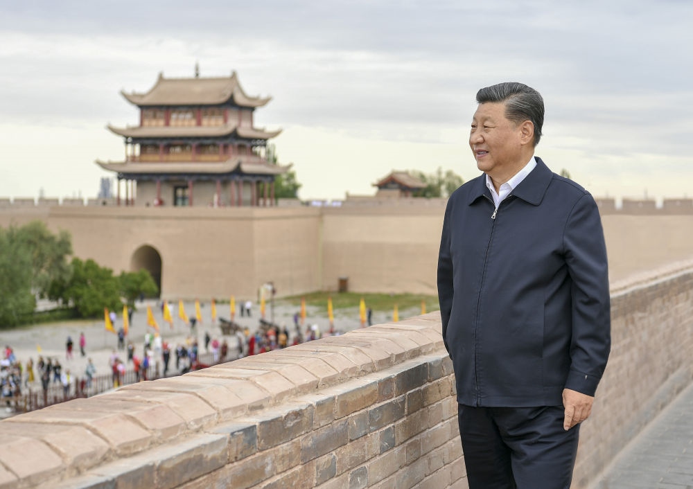 2019年8月20日上午，習(xí)近平總書記來到嘉峪關(guān)關(guān)城，登上城樓察看關(guān)城整體面貌，聽取河西走廊長城、關(guān)隘歷史文化情況介紹。新華社記者 謝環(huán)馳 攝