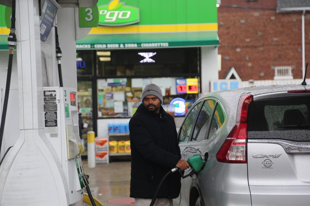 2024年12月11日，一名男子在美國(guó)紐約一處加油站加油。新華社記者劉亞南 攝