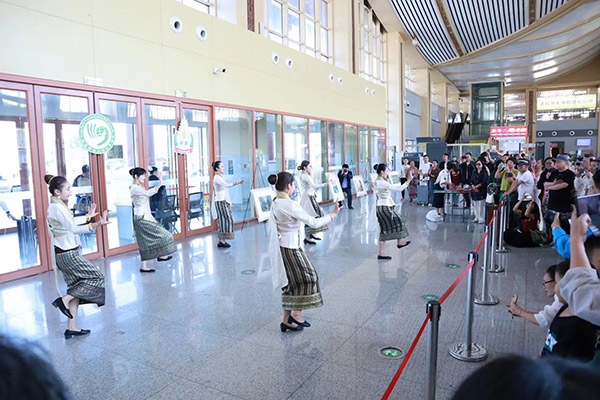 演員在中老鐵路瑯勃拉邦車站表演節(jié)目。蓬屏攝