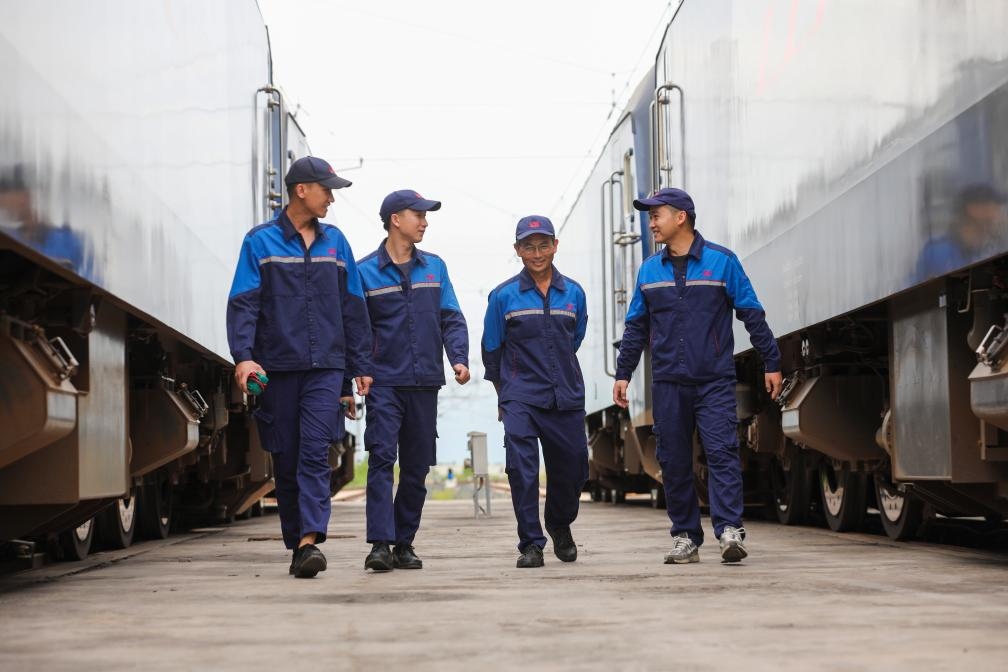 2024年9月9日，來自中國、老撾的師徒4人在中老鐵路萬象運(yùn)營管理中心的機(jī)車檢修庫內(nèi)。新華社發(fā)（楊永全攝）