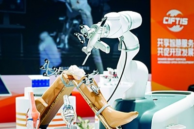 2024年中國(guó)國(guó)際服務(wù)貿(mào)易交易會(huì)上展出的人工智能骨科手術(shù)機(jī)器人。新華社發(fā)