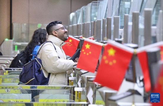 1月2日，國(guó)外旅客通過(guò)大興機(jī)場(chǎng)邊檢站入境。新華社記者 李欣 攝
