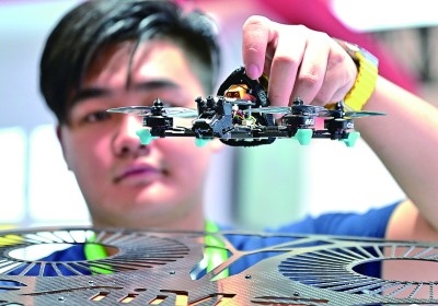 在首屆晉江科技成果轉(zhuǎn)化對(duì)接洽談會(huì)智能裝備展位，工作人員在展示無(wú)人機(jī)研究成果。新華社發(fā)