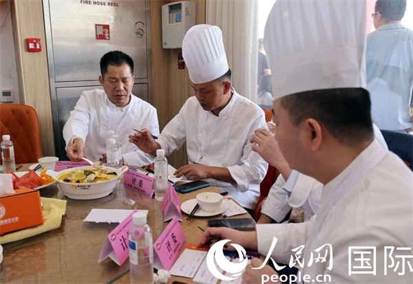 評委正在品嘗菜品并打分。人民網(wǎng)記者 管克江攝