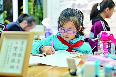 在河南洛陽市澗西區(qū)長安路街道長安路二社區(qū)共享自習室內(nèi)，孩子們在學習。李衛(wèi)超攝/光明圖片