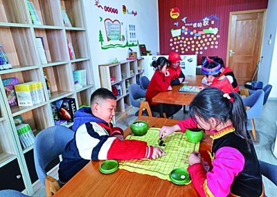 浙江岱山縣秀山鄉(xiāng)秀南村“民生小鋪”里，放學后的小學生在下棋。新華社發(fā)