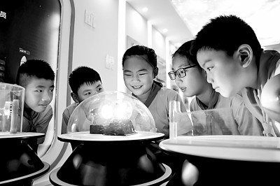 江西省南昌市青云客航天科創(chuàng)空間青少年科普館，孩子們?cè)谟^察光壓傳動(dòng)試驗(yàn)。鮑贛生攝/光明圖片