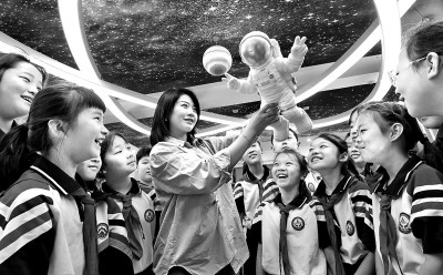 河北省邯鄲市邯山區(qū)實(shí)驗(yàn)小學(xué)老師向?qū)W生們介紹航空航天知識(shí)。郝群英攝/光明圖片