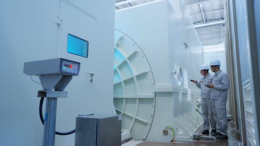 工作人員檢查300兆瓦壓氣儲(chǔ)能示范工程發(fā)電機(jī)。受訪者供圖