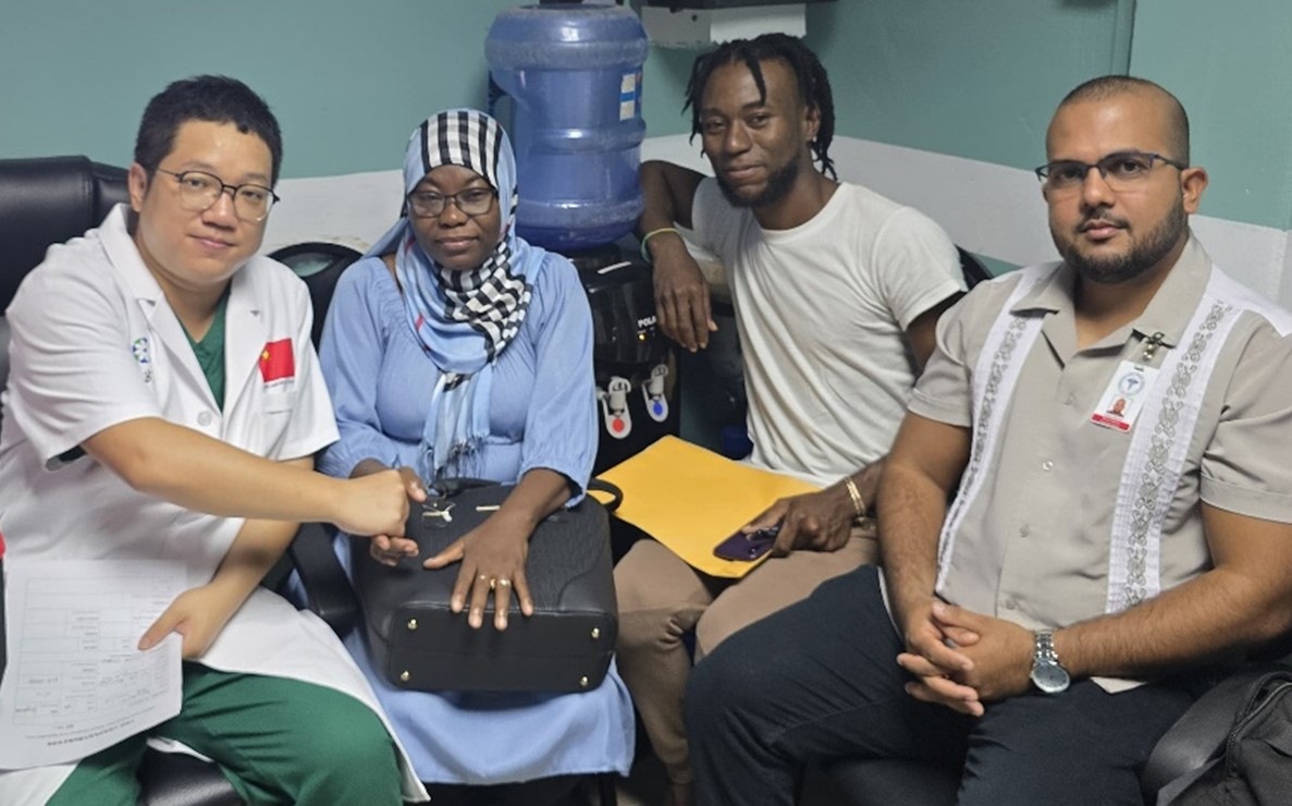 第20期中國(guó)援圭亞那醫(yī)療隊(duì)成員與患者及其家屬合影。第20期中國(guó)援圭亞那醫(yī)療隊(duì)供圖