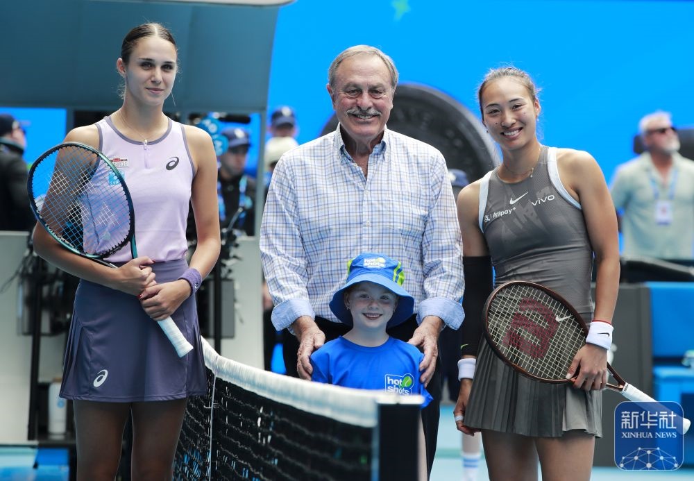 ↑鄭欽文（右）、托多尼（左）在比賽前與澳大利亞網(wǎng)球名將約翰·紐康姆合影。新華社記者 馬平 攝