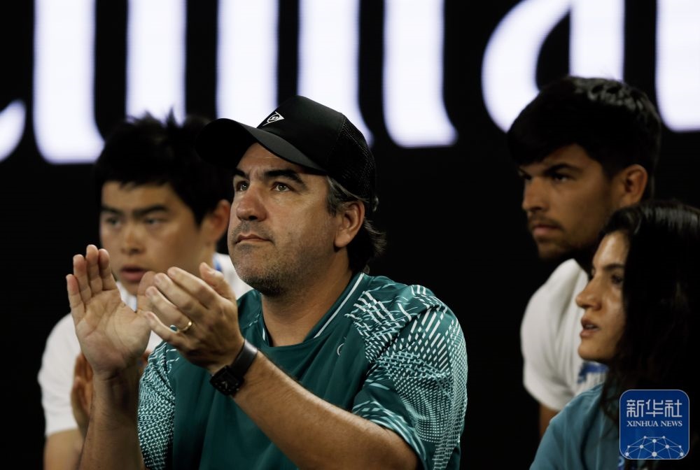 ↑鄭欽文的教練丹特·博蒂尼（中）在場(chǎng)邊觀賽。新華社記者 馬平 攝