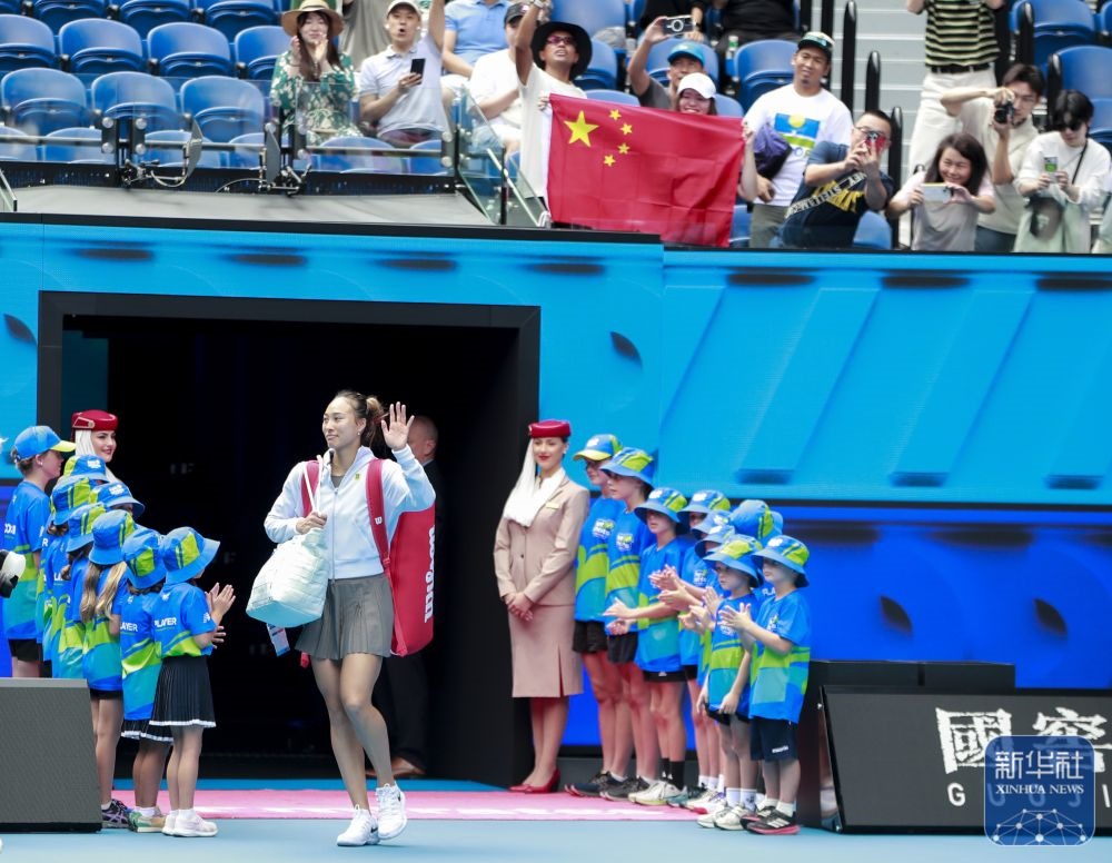 ↑鄭欽文在比賽前入場(chǎng)。新華社記者 馬平 攝