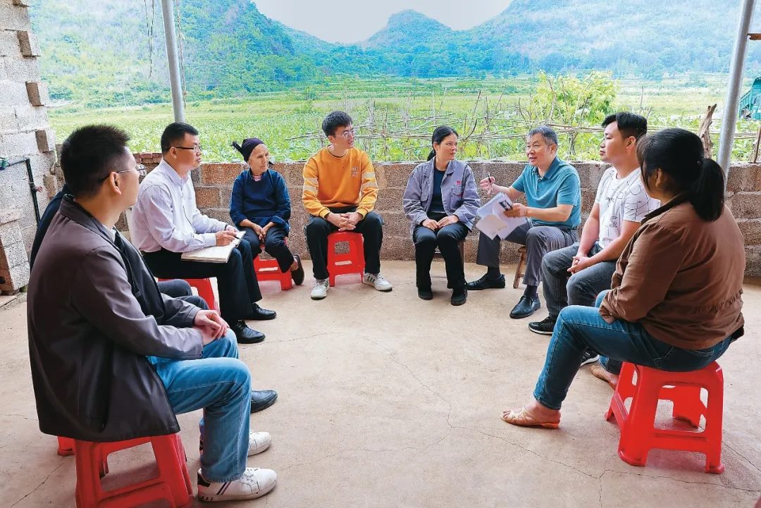 △法學(xué)會(huì)法律咨詢專家等入戶走訪、調(diào)解糾紛。