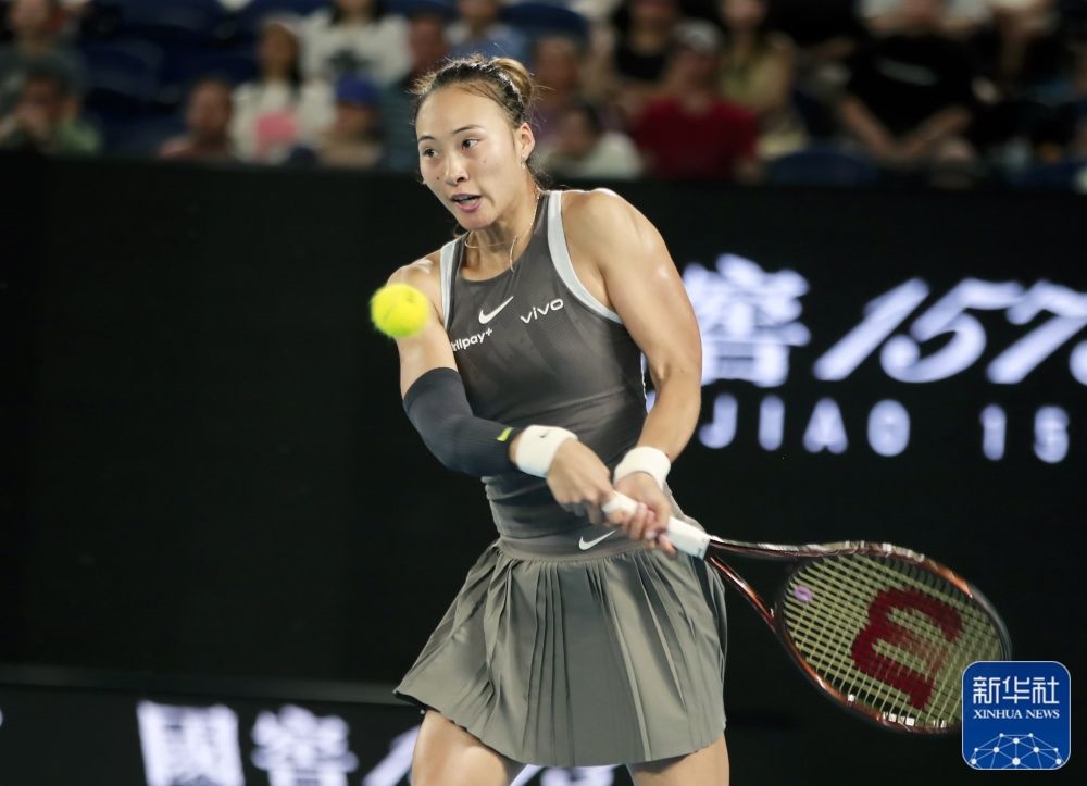 ↑鄭欽文在比賽中回球。新華社記者 馬平 攝