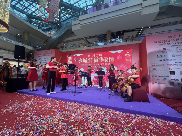 來(lái)自中國(guó)和新加坡的藝術(shù)團(tuán)體聯(lián)袂表演了歌舞、器樂(lè)、武術(shù)、雜技等多種形式的文藝節(jié)目?；顒?dòng)主辦方供圖