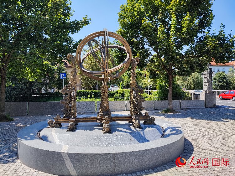 位于盧布爾雅那古城中心河畔的中斯友好紀(jì)念碑。人民網(wǎng)記者 謝亞宏攝