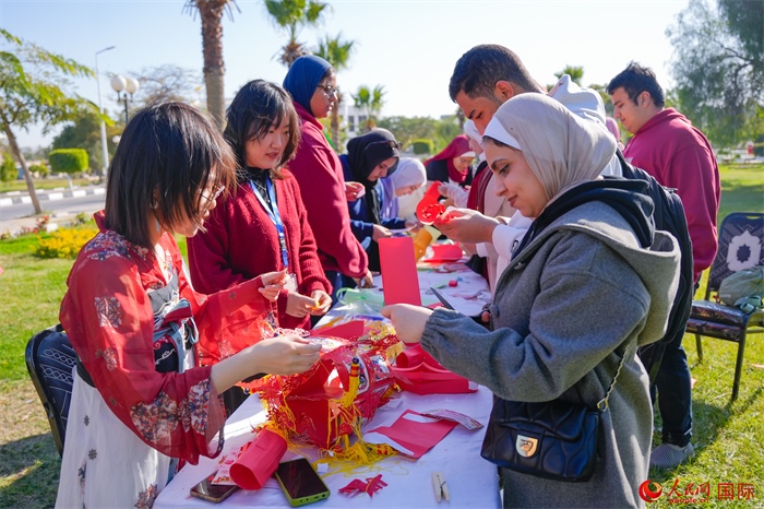 學生們踴躍參與中國文化體驗活動。人民網(wǎng) 塔里克·易卜拉欣攝