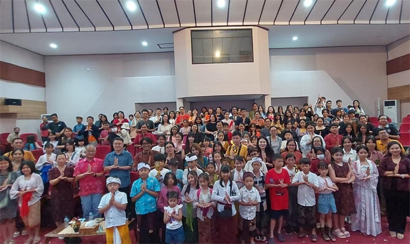 出席活動(dòng)的師生與嘉賓合影。巴陵康孔子學(xué)院供圖