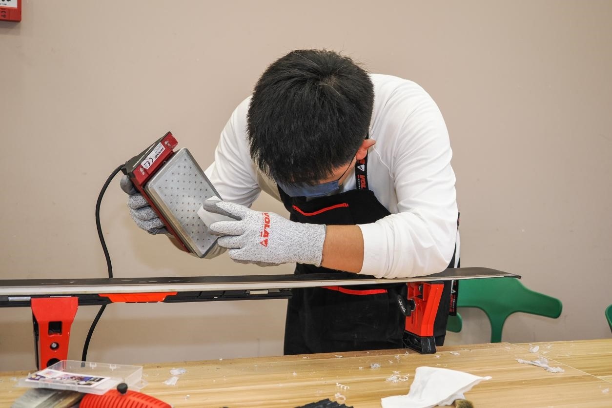 米嘉軒正在給雪板打蠟。受訪者供圖