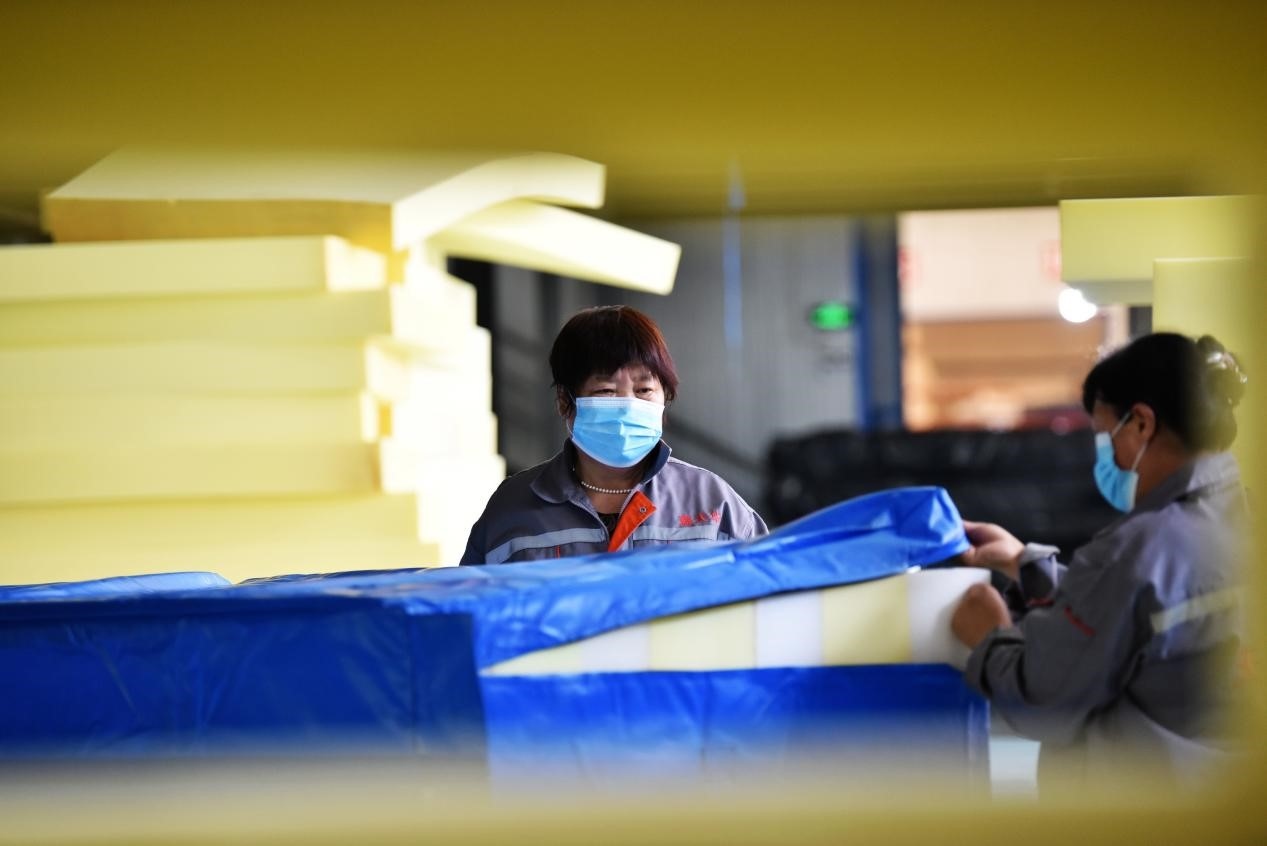 定州市某公司生產(chǎn)的短道速滑防護(hù)墊、速度滑冰防護(hù)墊、雪上防護(hù)墊等產(chǎn)品。白永民攝