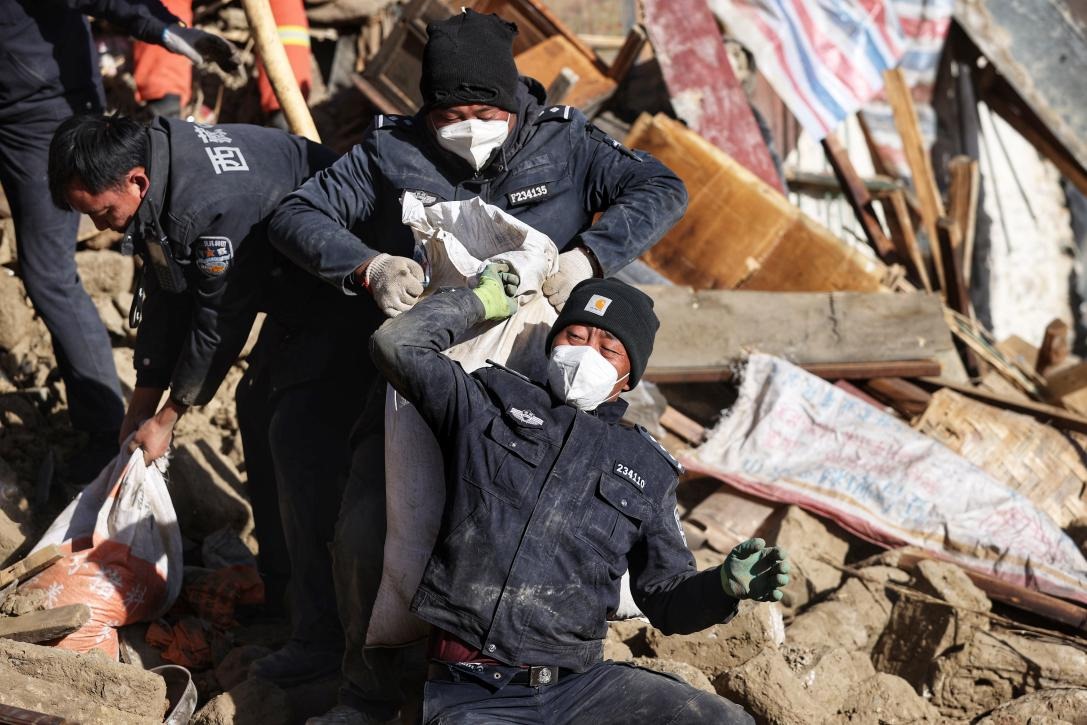 1月9日，定日縣長所鄉(xiāng)古榮村，日喀則市公安局民警協(xié)助受災(zāi)群眾清理廢墟。 環(huán)球時報記者 崔萌攝