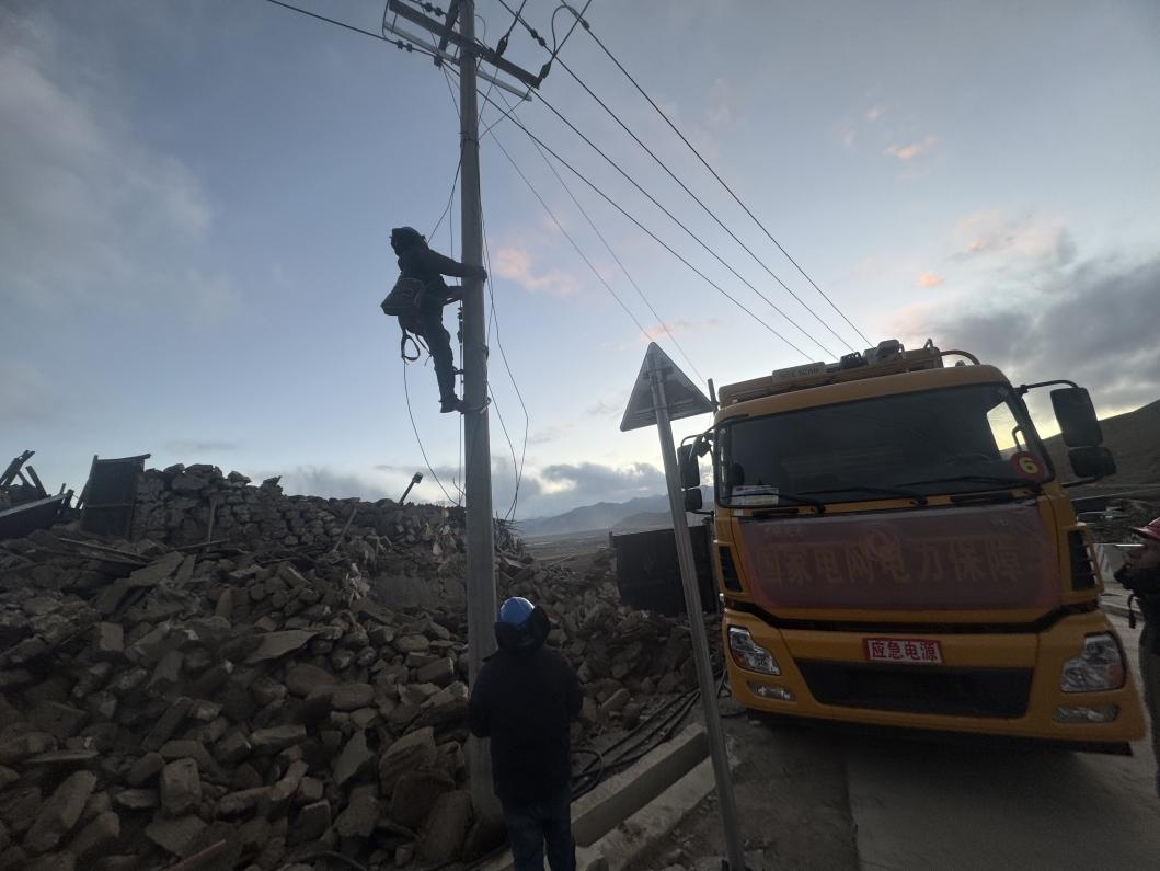1月10日，定日縣長所鄉(xiāng)，國家電網(wǎng)西藏電力員工正在搶修災(zāi)區(qū)受損線路。人民日報記者宋豪新攝