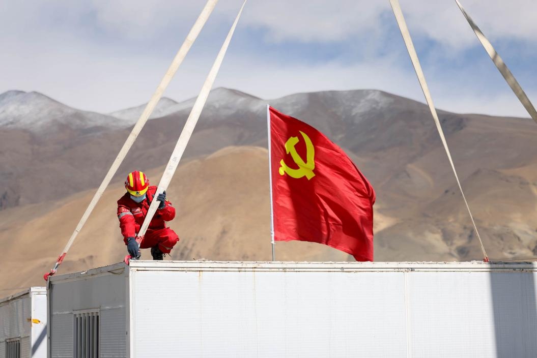 1月13日，定日縣長所鄉(xiāng)嘎布村安置點，中國安能三局成都基地支援震區(qū)的黨員突擊隊隊員在搭建活動板房。人民日報記者張武軍攝