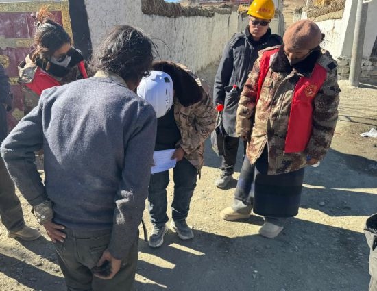 1月13日，次旺（右一）陪同工作組走訪村莊，評(píng)估房屋受損程度。新華社發(fā)